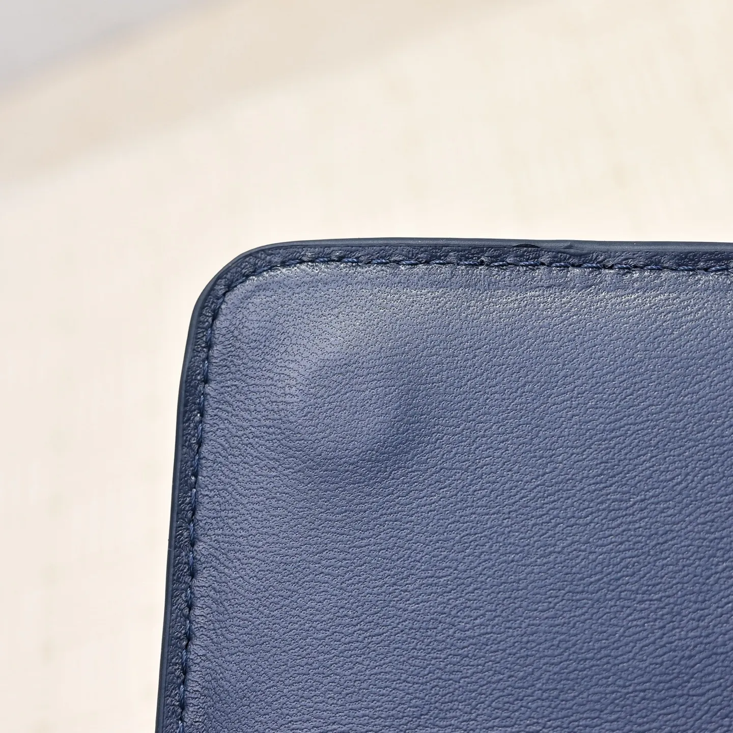 Batch 1360 #Bv Clutch long clutch bag equipped with handles, the design of the clutch bag reflects the exquisite and high-end taste ~ using exquisite craftsmanship intreccio woven suede, it can be held in the hand, carried by hand or under the arm. The metal knot embellishment exudes temperament and nobility ~ , equipped with a zipper compartment inside, it is a good companion for your daily life🧑‍❤️‍💋‍🧑, whether you are walking on the red carpet or attending a dinner, it will add a unique charm to you💞 Model: 1511 Size: 31x13x3